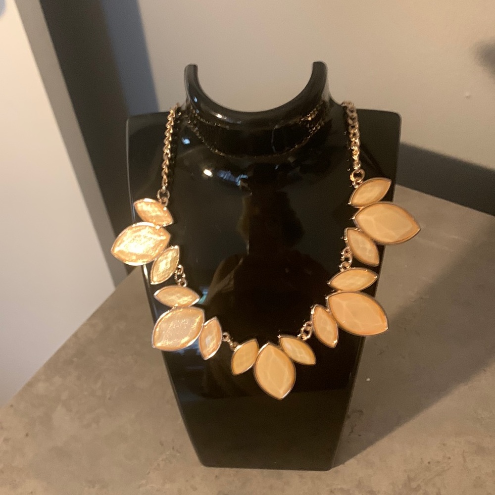 NWOT Necklace - cream colored leaf-like pattern w/gold tone chain.22” length